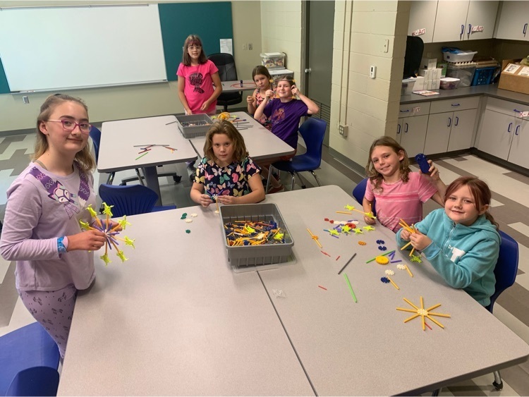 4th grade girls explore with the KNEX.